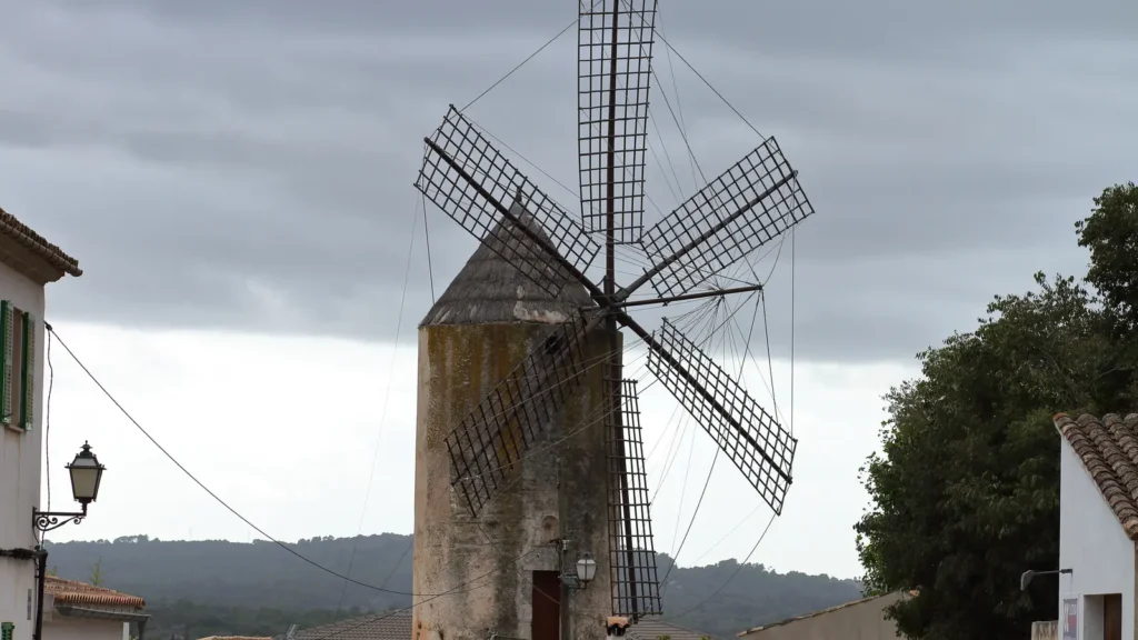 Historische Windmühle an der Plaça del Molí de Son Rafal in Llubí