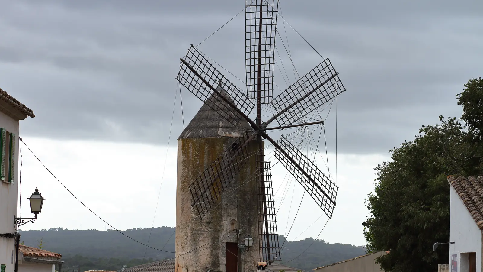 Llubí liegt zwischen Feldern, Windmühlen und kleinen Straßen im nördlichen Inselinneren. Der Ort ist ein traditioneller Landort im Pla de Mallorca und eignet sich als Ausgangspunkt für Muro, Sineu, Sa Pobla. Ortskern, Landschaftsziele und mögliche Küstenstopps sollten wegen unterschiedlicher Zufahrten getrennt geplant werden. auf Mallorca – Strand, Küste und Atmosphäre