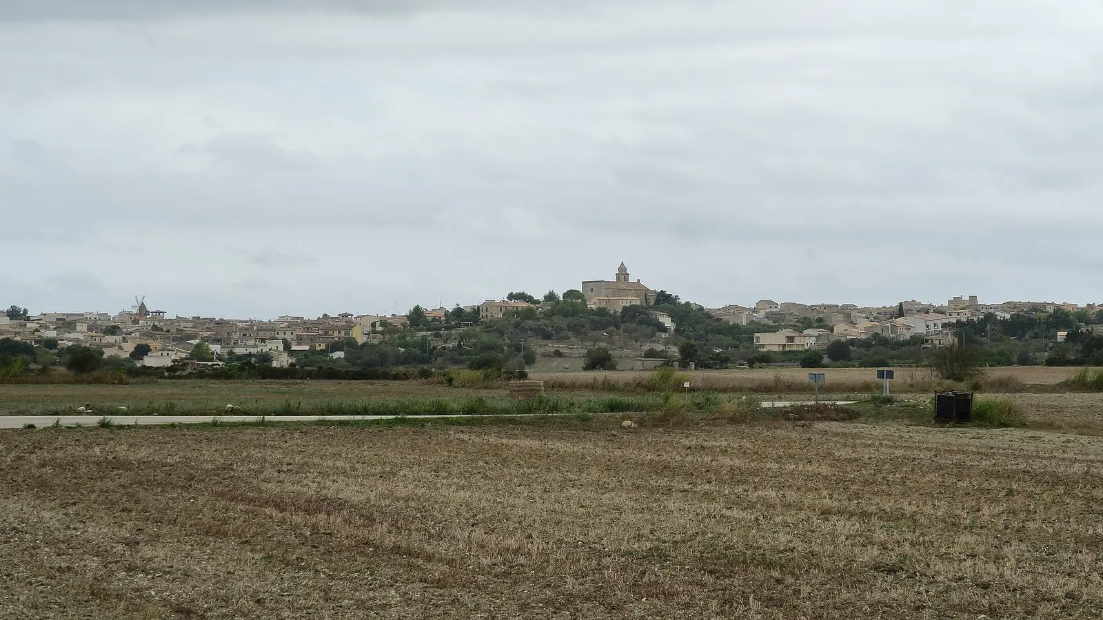 Maria de la Salut liegt zwischen Feldern, Windmühlen und der nicht weit entfernten Bucht von Alcúdia. Der Ort ist ein ländlicher Hauptort im nördlichen Pla de Mallorca und eignet sich als Ausgangspunkt für Ariany, Santa Margalida, Sineu. Ortskern, Landschaftsziele und mögliche Küstenstopps sollten wegen unterschiedlicher Zufahrten getrennt geplant werden. auf Mallorca – Sehenswürdigkeit und Landschaft