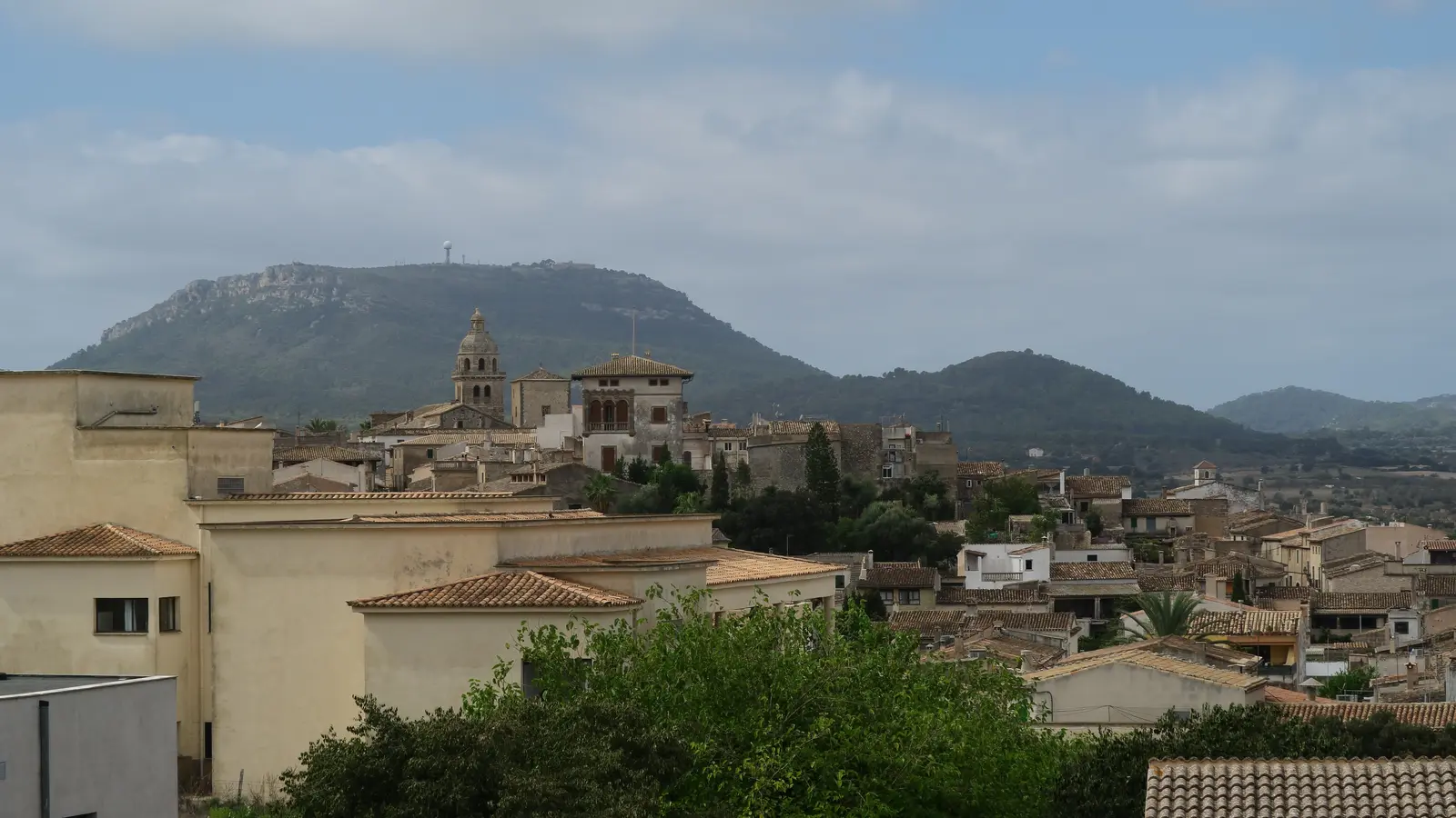Montuïri gehört zur Region Pla de Mallorca. Der Ort liegt auf einer Anhöhe in der Inselmitte und ist als historischer hügelort ein sinnvoller Ausgangspunkt für Algaida, Porreres, Sineu. auf Mallorca – Sehenswürdigkeit und Landschaft
