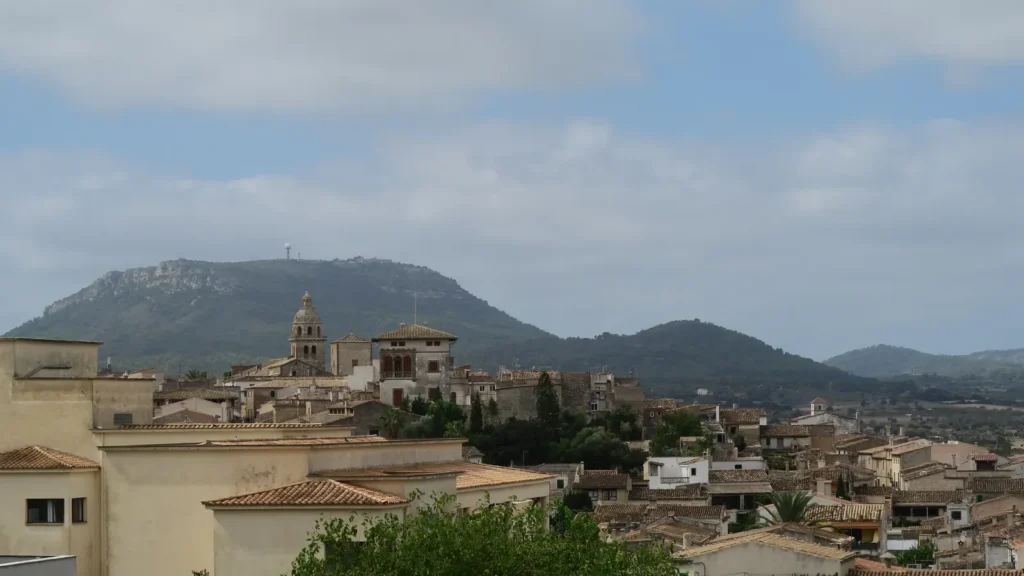 Landschaft und Ortsansicht von Montuïri auf Mallorca