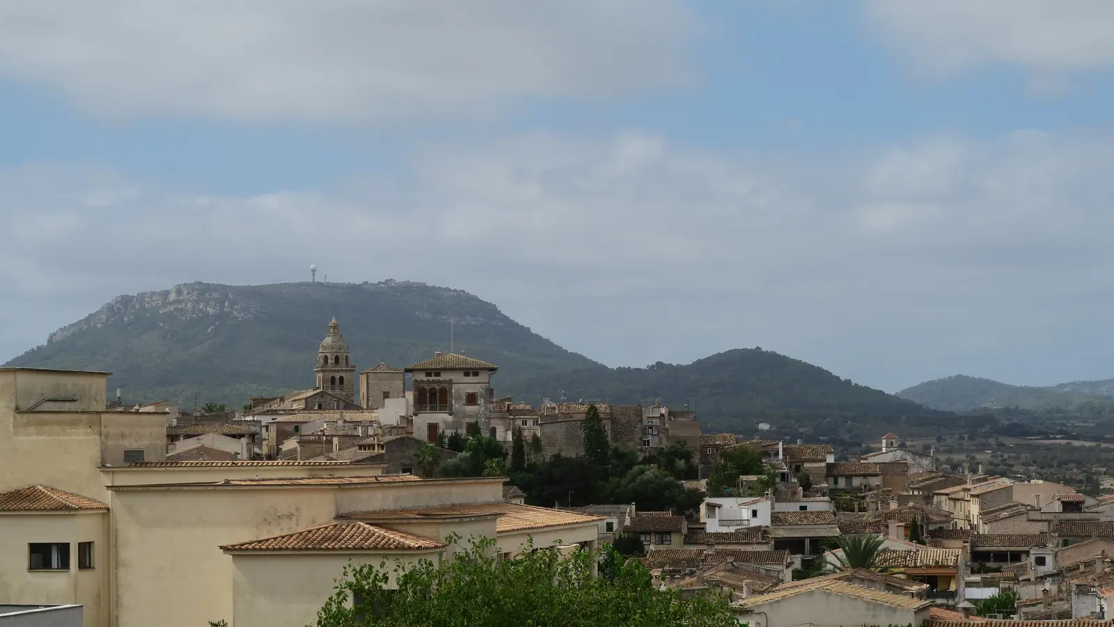 Montuïri gehört zur Region Pla de Mallorca. Der Ort liegt auf einer Anhöhe in der Inselmitte und ist als historischer hügelort ein sinnvoller Ausgangspunkt für Algaida, Porreres, Sineu. auf Mallorca – Strand, Küste und Atmosphäre