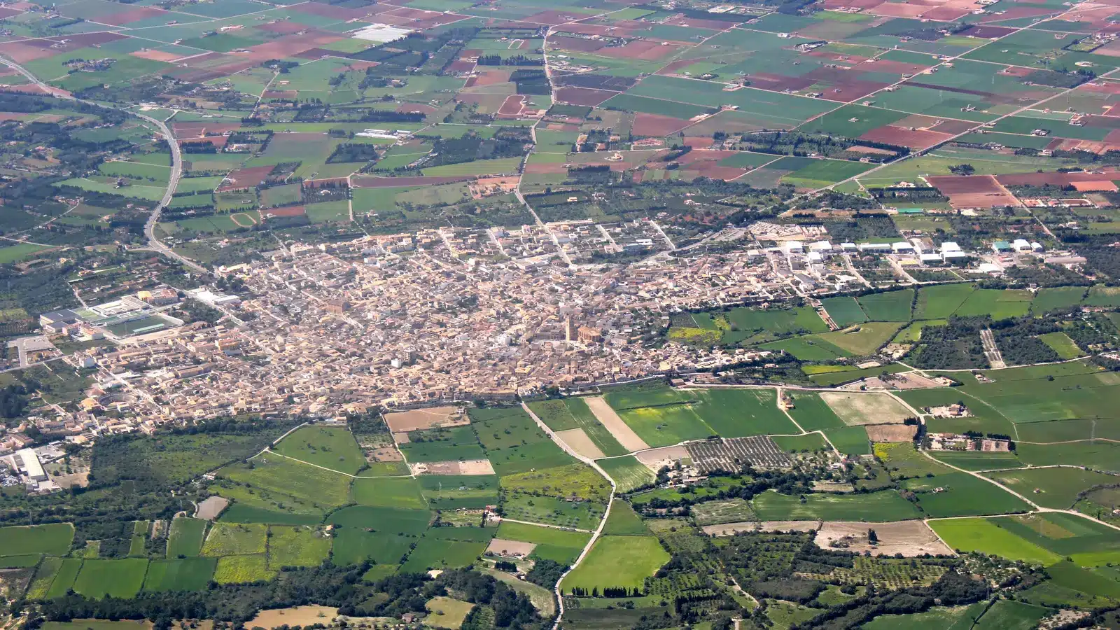 Muro gehört zur Region Pla de Mallorca und Bucht von Alcúdia. Der Ort liegt auf einer Anhöhe im Norden Mallorcas und ist als historischer landort mit küstengemeinde ein sinnvoller Ausgangspunkt für Sa Pobla, Santa Margalida, Sineu. auf Mallorca – Sehenswürdigkeit und Landschaft