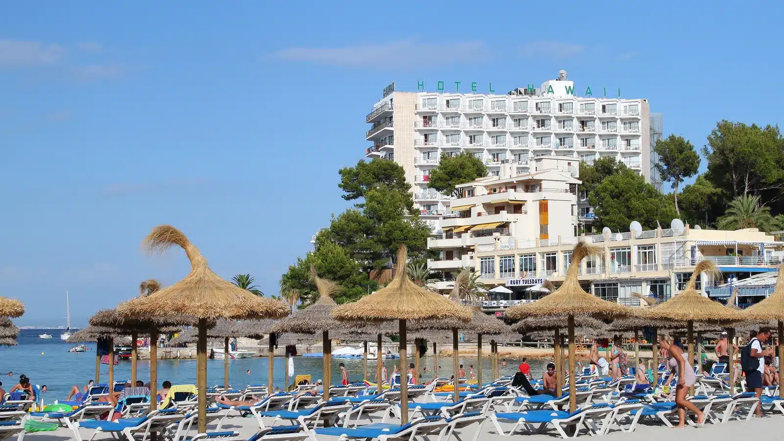 Palmanova gehört zur Gemeinde Calvià. Der Ort ist ein komfortabler Küsten- und Ferienort mit drei verbundenen Stadtstränden und eignet sich als Ausgangspunkt für Magaluf, Portals Nous, Santa Ponça. Ortskern, Strand, Landschaftsziele und Nachbarorte sollten wegen unterschiedlicher Zufahrten und Parkplatzlagen als getrennte Bausteine geplant werden. auf Mallorca – Strand, Küste und Atmosphäre