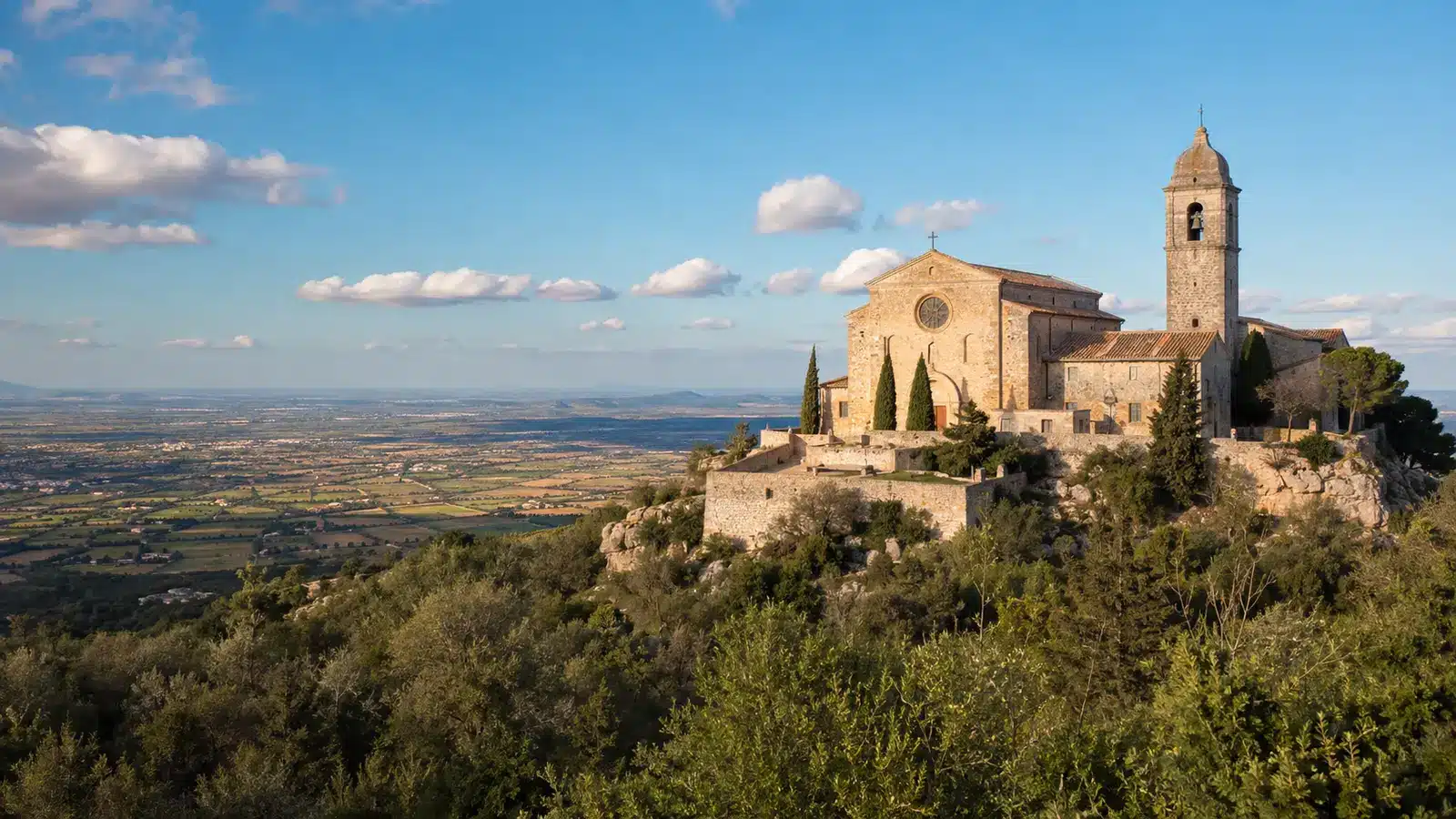 Petra ist eine kleine Gemeinde im Pla de Mallorca und eng mit der Geschichte Junípero Serras verbunden. auf Mallorca – Sehenswürdigkeit und Landschaft