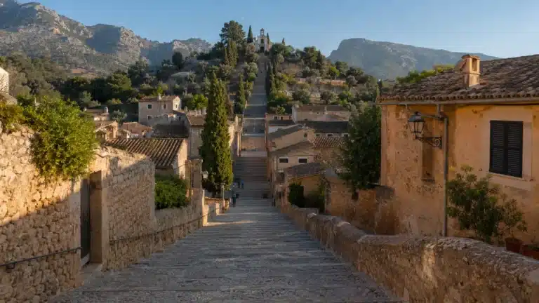 Kalvarienberg-Treppe in der Altstadt von Pollença auf Mallorca