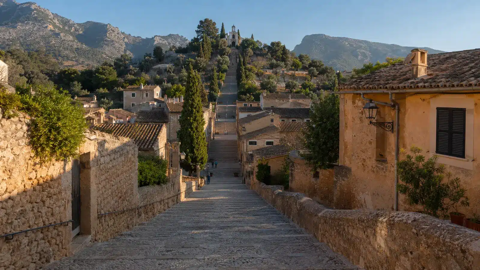 Kalvarienberg-Treppe in der Altstadt von Pollença auf Mallorca