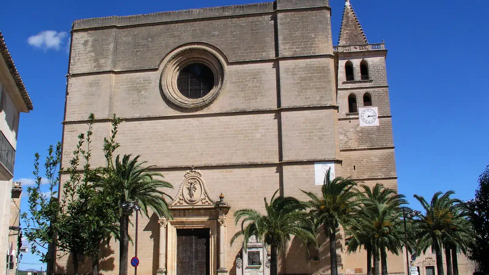 Porreres gehört zur Region Pla und Migjorn. Der Ort liegt im südlichen Inselinneren und ist als landwirtschaftlicher marktort ein sinnvoller Ausgangspunkt für Montuïri, Campos, Felanitx. auf Mallorca – Sehenswürdigkeit und Landschaft