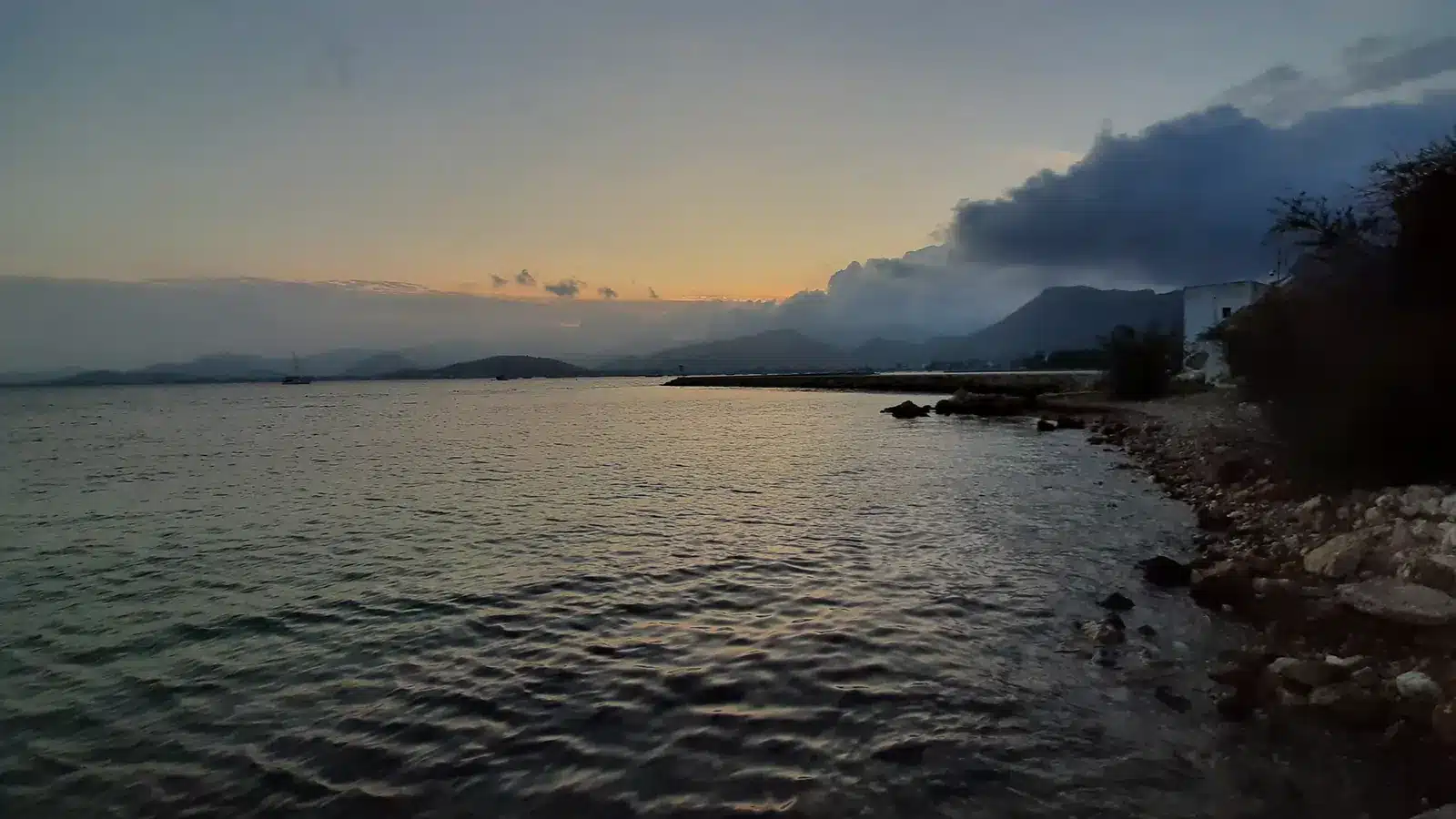Port de Pollença gehört zur Gemeinde Pollença. Der Ort ist ein traditionsreicher Hafen- und Ferienort in der Bucht von Pollença und eignet sich als Ausgangspunkt für Pollença, Cala Sant Vicenç, Alcúdia. Ortskern, Strand, Landschaftsziele und Nachbarorte sollten wegen unterschiedlicher Zufahrten und Parkplatzlagen als getrennte Bausteine geplant werden. auf Mallorca – Sehenswürdigkeit und Landschaft