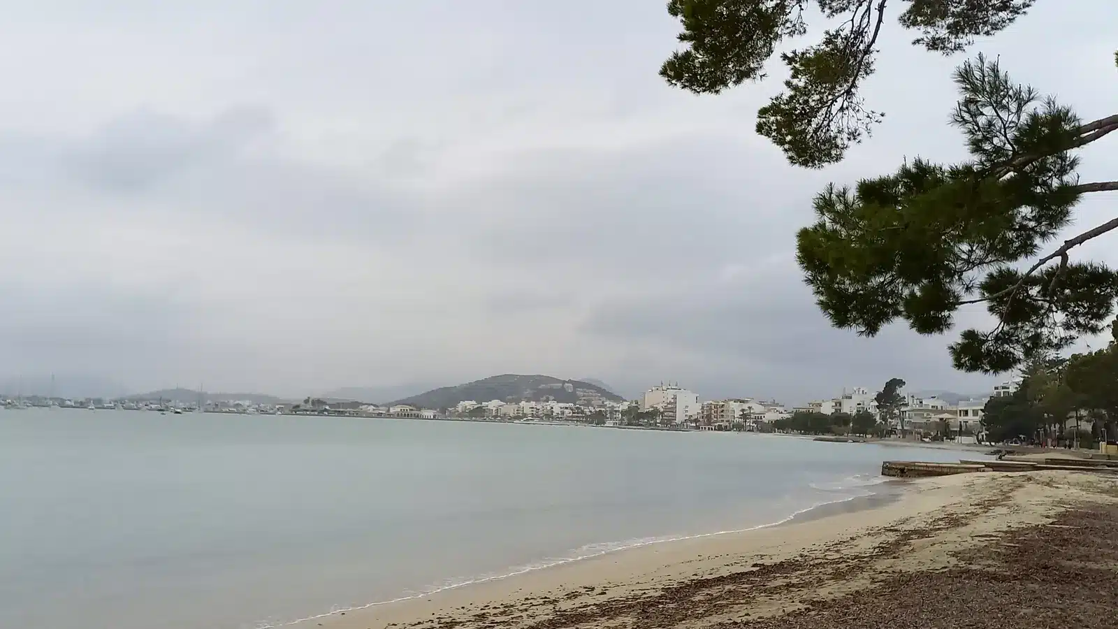 Port de Pollença gehört zur Gemeinde Pollença. Der Ort ist ein traditionsreicher Hafen- und Ferienort in der Bucht von Pollença und eignet sich als Ausgangspunkt für Pollença, Cala Sant Vicenç, Alcúdia. Ortskern, Strand, Landschaftsziele und Nachbarorte sollten wegen unterschiedlicher Zufahrten und Parkplatzlagen als getrennte Bausteine geplant werden. auf Mallorca – Strand, Küste und Atmosphäre