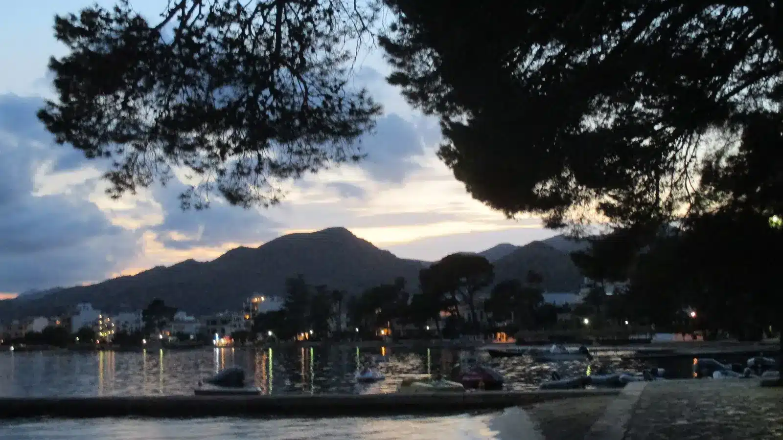 Fotoshooting in Port de Pollença gehört zur Gemeinde Pollença. Der Ort ist ein traditionsreicher Hafen- und Ferienort in der Bucht von Pollença und eignet sich als Ausgangspunkt für Pollença, Cala Sant Vicenç, Alcúdia. Ortskern, Strand, Landschaftsziele und Nachbarorte sollten wegen unterschiedlicher Zufahrten und Parkplatzlagen als getrennte Bausteine geplant werden. auf Mallorca