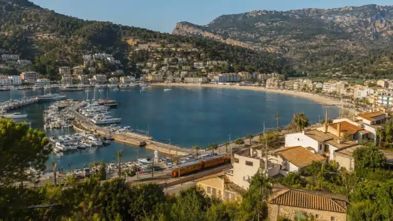 Bucht von Port de Sóller mit Hafenbahn und Tramuntana-Bergen