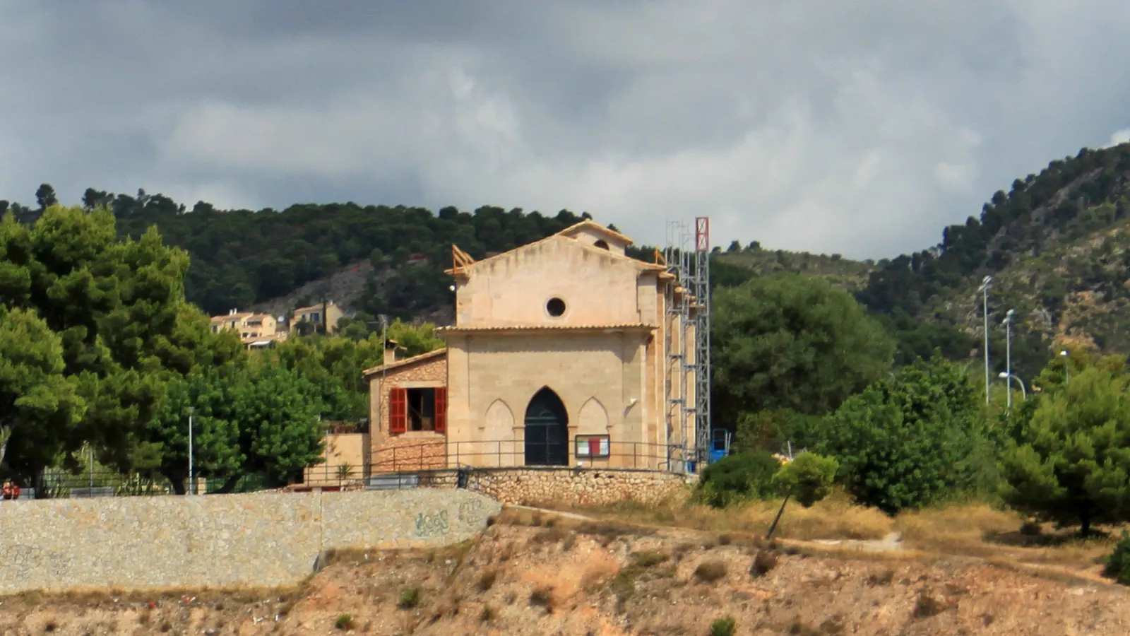 Portals Nous gehört zur Gemeinde Calvià. Der Ort ist ein gepflegter Küstenort mit Marina, Wohnvierteln und kleinen Badebuchten und eignet sich als Ausgangspunkt für Illetes, Palmanova, Bendinat. Ortskern, Strand, Landschaftsziele und Nachbarorte sollten wegen unterschiedlicher Zufahrten und Parkplatzlagen als getrennte Bausteine geplant werden. auf Mallorca – Sehenswürdigkeit und Landschaft