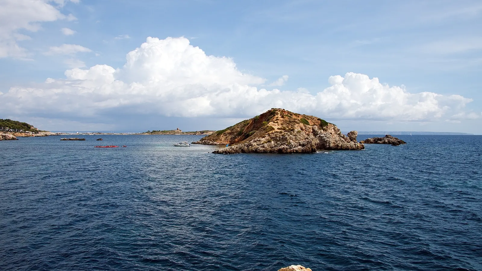 Portals Nous gehört zur Gemeinde Calvià. Der Ort ist ein gepflegter Küstenort mit Marina, Wohnvierteln und kleinen Badebuchten und eignet sich als Ausgangspunkt für Illetes, Palmanova, Bendinat. Ortskern, Strand, Landschaftsziele und Nachbarorte sollten wegen unterschiedlicher Zufahrten und Parkplatzlagen als getrennte Bausteine geplant werden. auf Mallorca – Strand, Küste und Atmosphäre