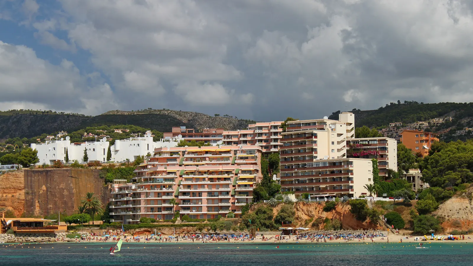 Fotoshooting in Portals Nous gehört zur Gemeinde Calvià. Der Ort ist ein gepflegter Küstenort mit Marina, Wohnvierteln und kleinen Badebuchten und eignet sich als Ausgangspunkt für Illetes, Palmanova, Bendinat. Ortskern, Strand, Landschaftsziele und Nachbarorte sollten wegen unterschiedlicher Zufahrten und Parkplatzlagen als getrennte Bausteine geplant werden. auf Mallorca