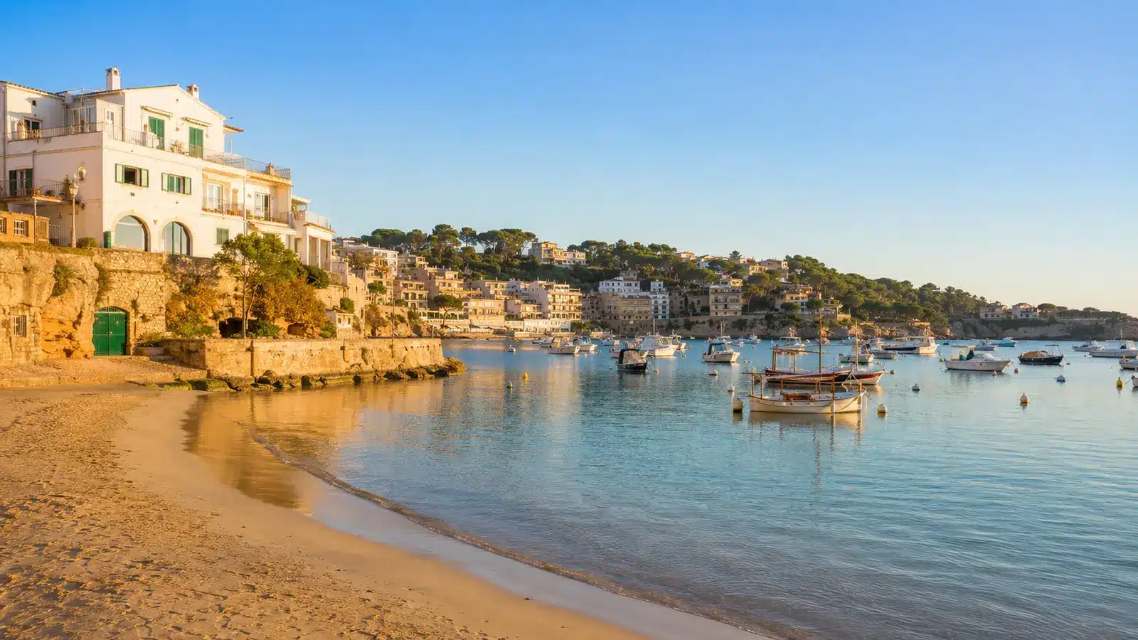 Naturhafen, Strand und weiße Häuser in Porto Cristo auf Mallorca