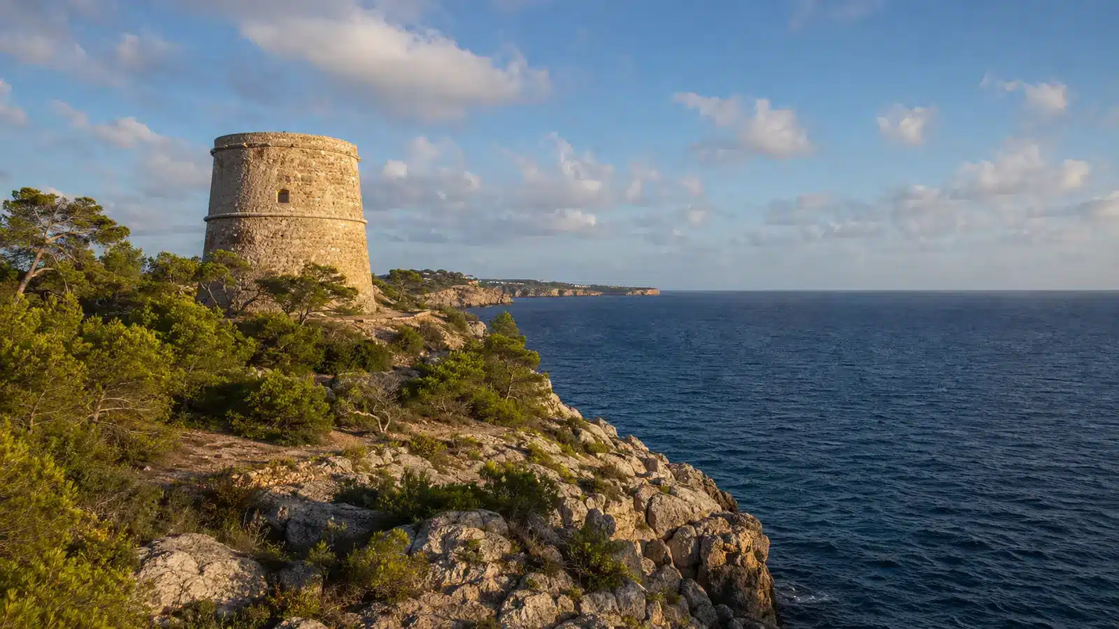 Porto Cristo gehört zur Gemeinde Manacor und ist historisch rund um seinen geschützten Naturhafen gewachsen. auf Mallorca – Sehenswürdigkeit und Landschaft