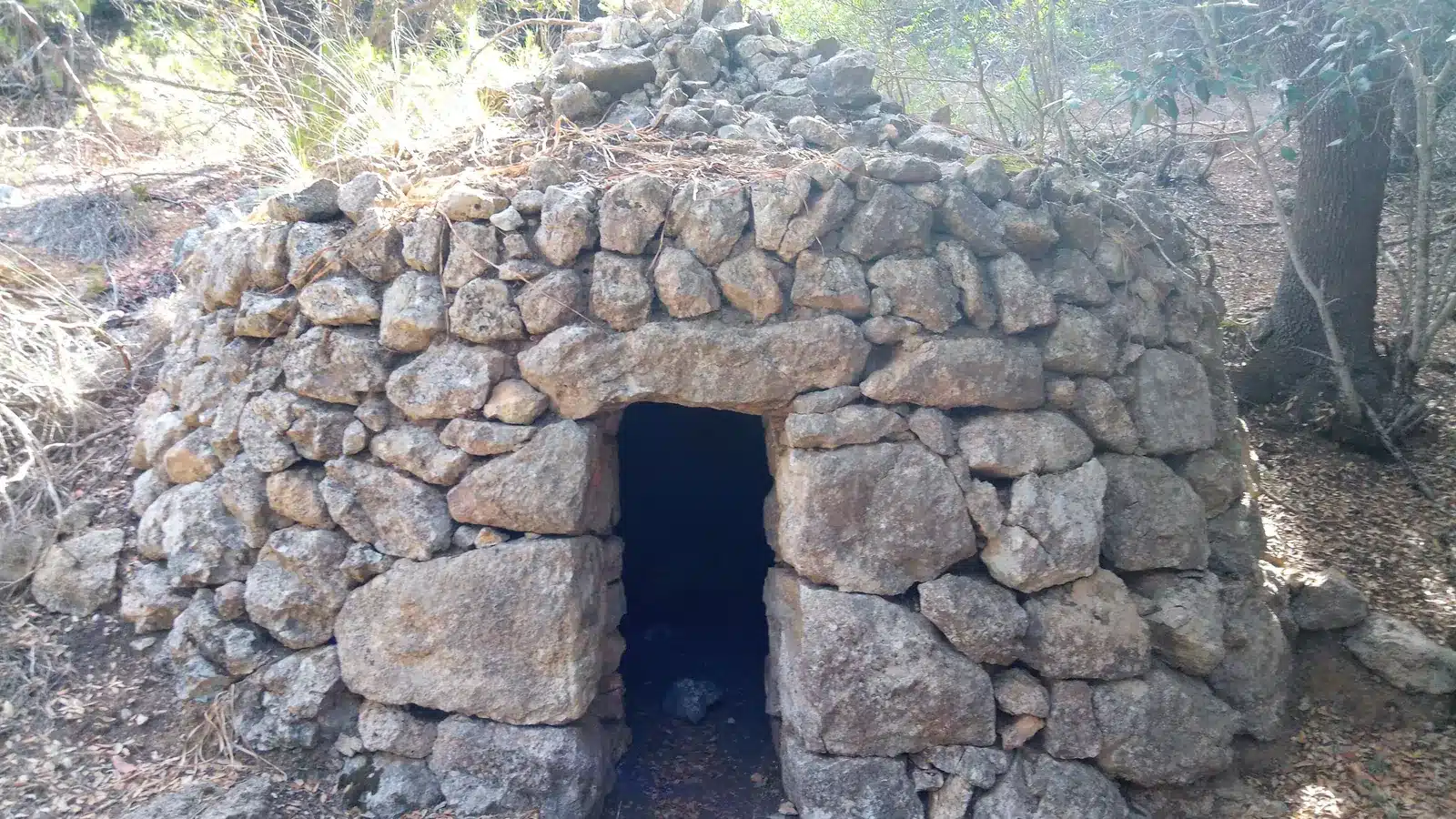 Puigpunyent liegt zwischen bewaldeten Berghängen, historischen Landgütern und dem Ortsteil Galilea. Der Ort ist ein grünes Tramuntana-Dorf in einem geschützten Tal westlich von Palma und eignet sich als Ausgangspunkt für Galilea, Esporles, Banyalbufar. Ortskern, Landschaftsziele und mögliche Küstenstopps sollten wegen unterschiedlicher Zufahrten getrennt geplant werden. auf Mallorca – Strand, Küste und Atmosphäre