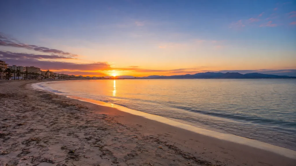 Strand und ruhiges Meer im frühen Morgenlicht in S’Arenal auf Mallorca
