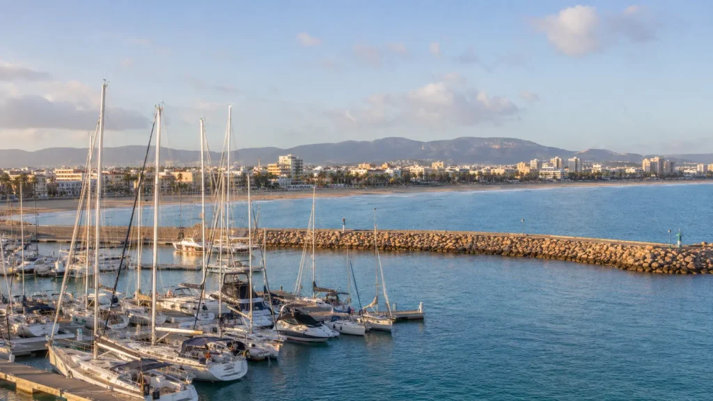 Yachthafen mit Booten und mediterraner Uferkulisse in S’Arenal auf Mallorca