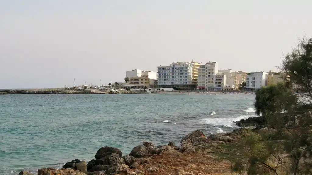 Blick auf die Küste und den Ort S’Illot auf Mallorca