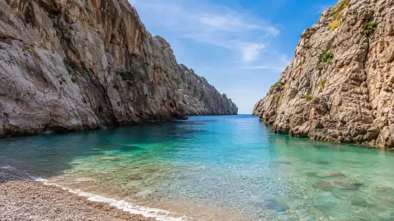 Türkisfarbene Bucht von Sa Calobra zwischen hohen Felswänden
