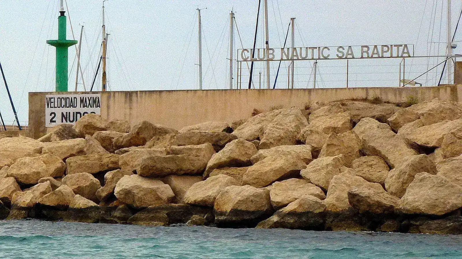 Sa Ràpita gehört zur Gemeinde Campos. Der Ort ist ein ruhiger Küstenort am Rand des geschützten Naturraums Es Trenc-Salobrar de Campos und eignet sich als Ausgangspunkt für Campos, Ses Covetes, Colònia de Sant Jordi. Ortskern, Strand, Landschaftsziele und Nachbarorte sollten wegen unterschiedlicher Zufahrten und Parkplatzlagen als getrennte Bausteine geplant werden. auf Mallorca – Sehenswürdigkeit und Landschaft