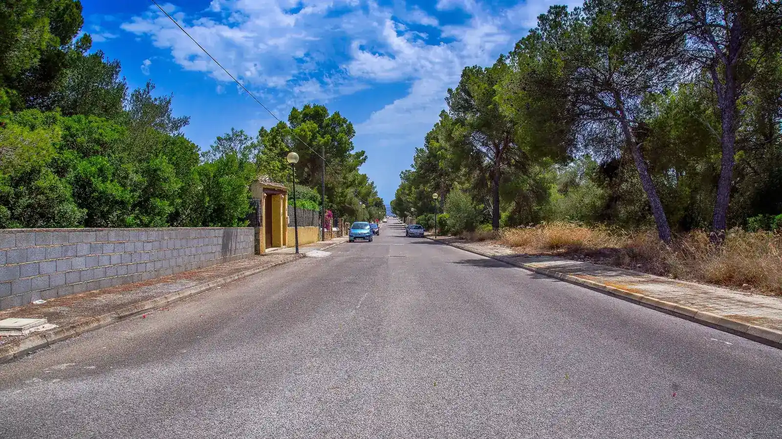 Sa Ràpita gehört zur Gemeinde Campos. Der Ort ist ein ruhiger Küstenort am Rand des geschützten Naturraums Es Trenc-Salobrar de Campos und eignet sich als Ausgangspunkt für Campos, Ses Covetes, Colònia de Sant Jordi. Ortskern, Strand, Landschaftsziele und Nachbarorte sollten wegen unterschiedlicher Zufahrten und Parkplatzlagen als getrennte Bausteine geplant werden. auf Mallorca – Strand, Küste und Atmosphäre