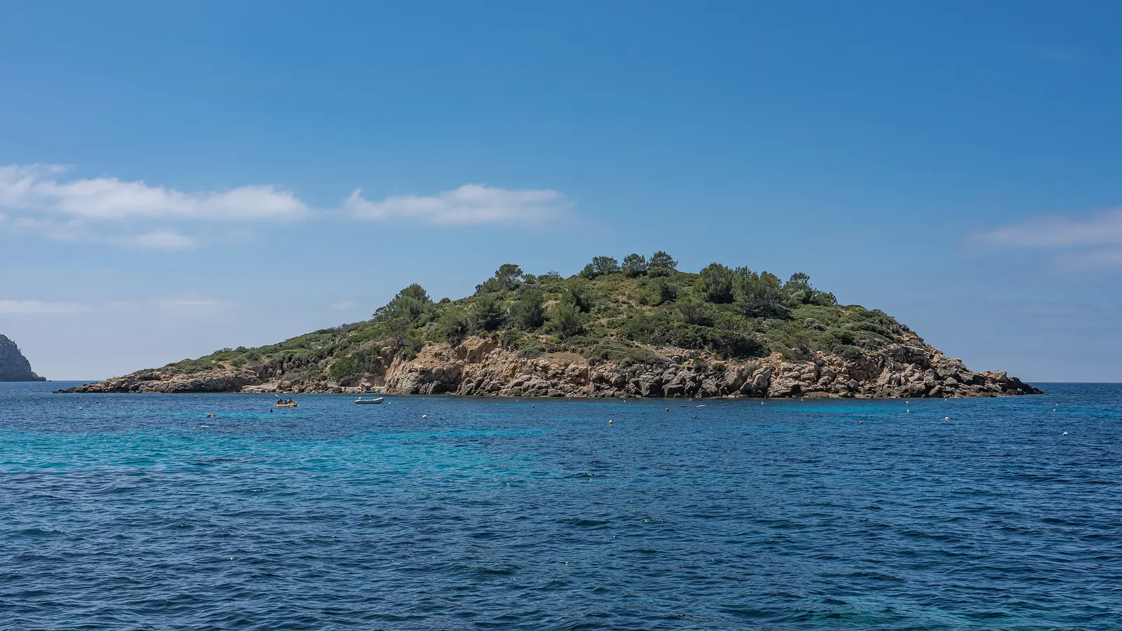Sant Elm gehört zur Gemeinde Andratx. Der Ort ist ein kleiner Küstenort am westlichen Ende Mallorcas mit Blick auf Sa Dragonera und eignet sich als Ausgangspunkt für Andratx, Port d’Andratx, S’Arracó. Ortskern, Strand, Landschaftsziele und Nachbarorte sollten wegen unterschiedlicher Zufahrten und Parkplatzlagen als getrennte Bausteine geplant werden. auf Mallorca – Sehenswürdigkeit und Landschaft
