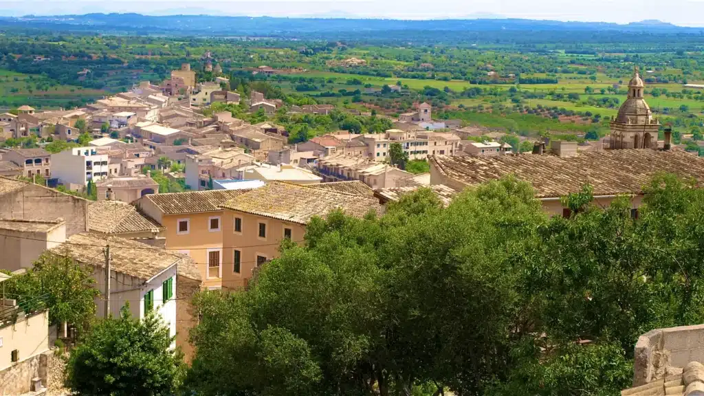 Blick auf das Dorf Santa Eugènia im Inselinneren Mallorcas