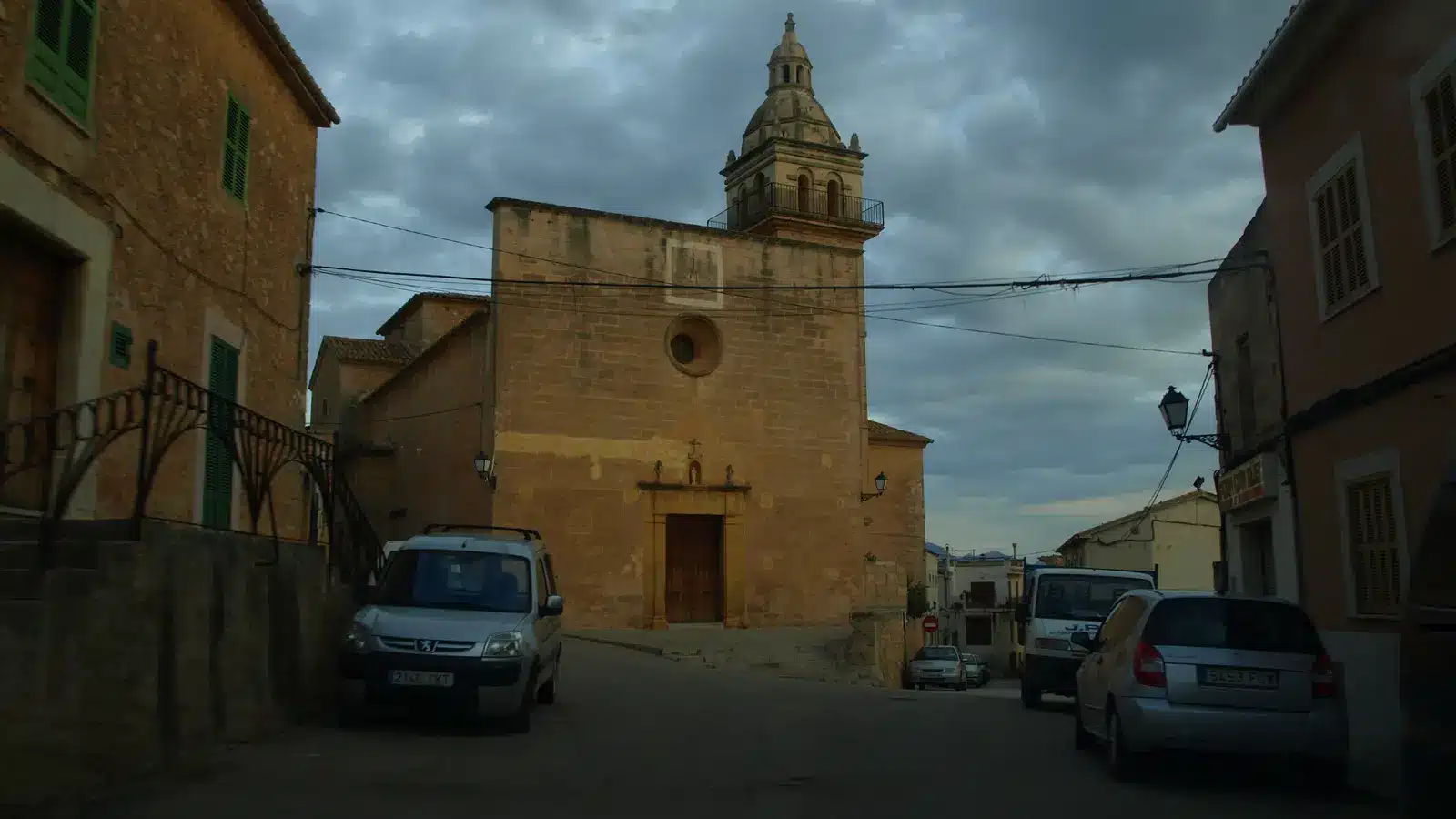 Fotoshooting in Santa Eugènia gehört zur Region Pla de Mallorca. Der Ort liegt auf einer Anhöhe im zentralen Mallorca und ist als ruhiger hügel- und landwirtschaftsort ein sinnvoller Ausgangspunkt für Santa Maria del Camí, Algaida, Sencelles. auf Mallorca