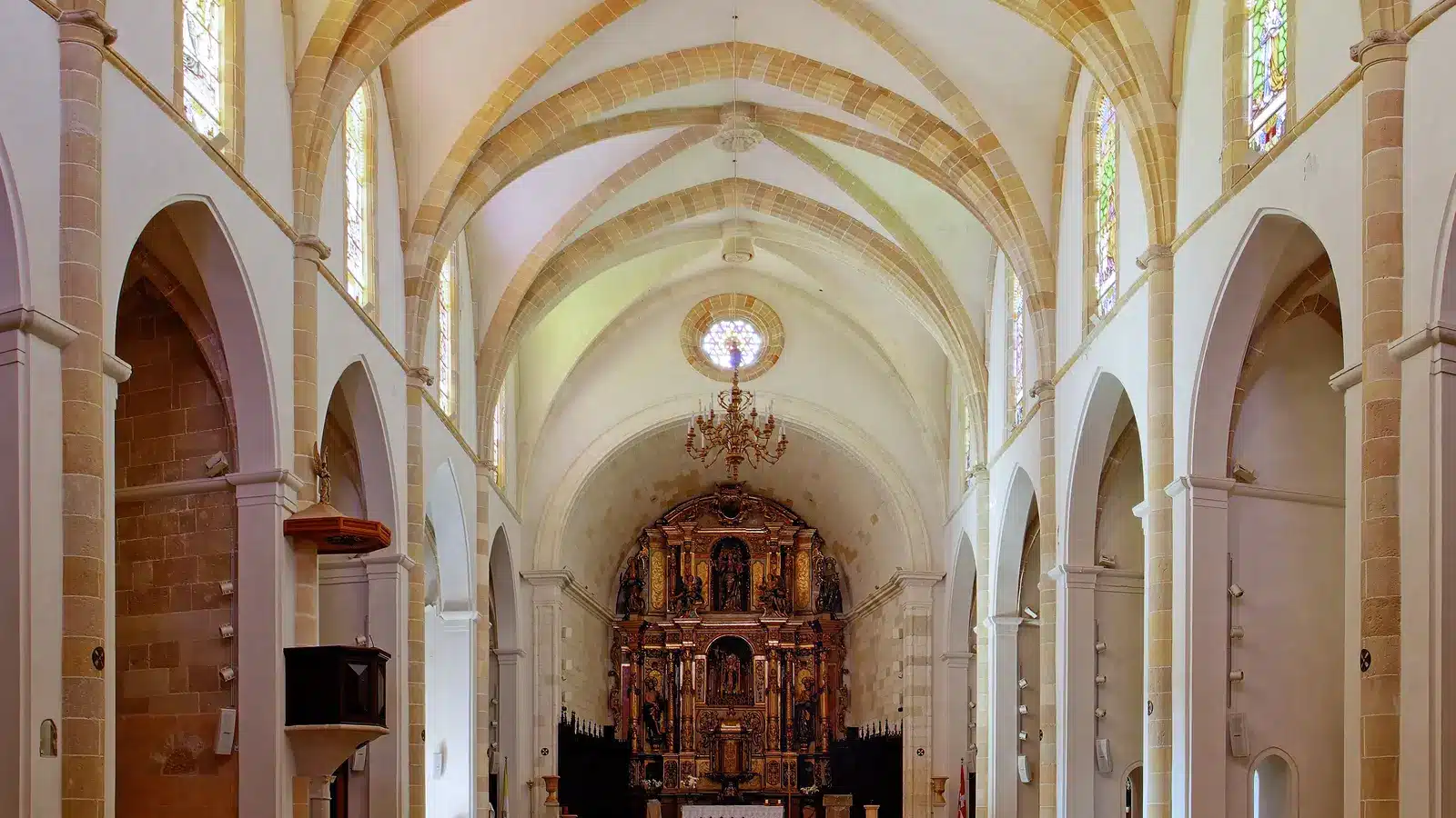 Fotoshooting in Santa Margalida gehört zur Region Pla de Mallorca und Nordküste. Der Ort liegt im nördlichen Inselinneren zwischen Ebene und Küste und ist als historischer gemeindehauptort ein sinnvoller Ausgangspunkt für Muro, Can Picafort, Son Serra de Marina. auf Mallorca