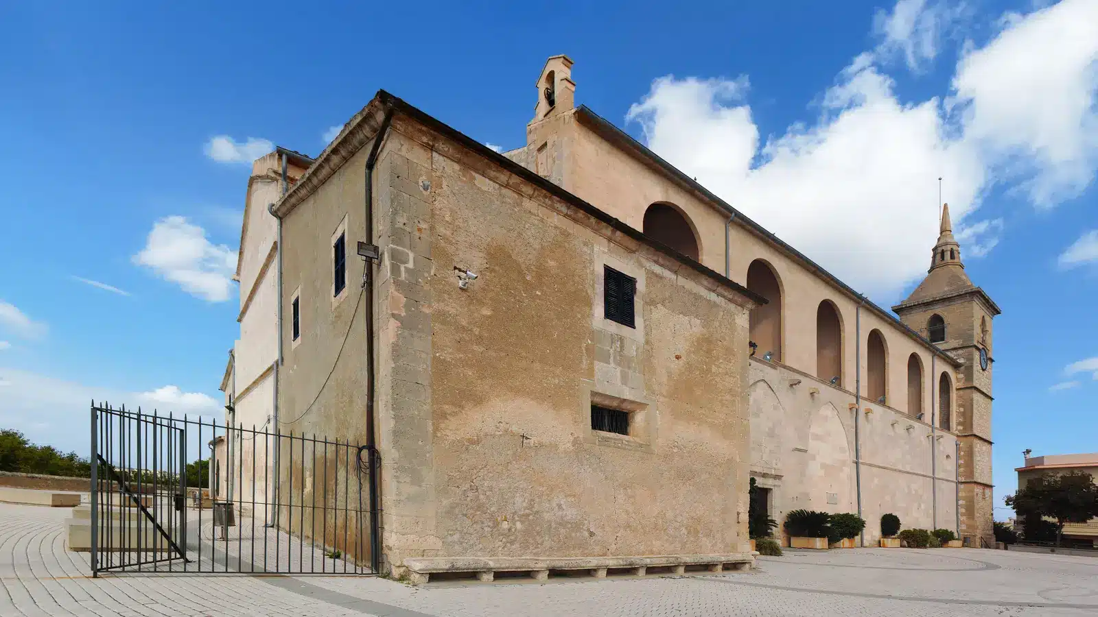 Santa Margalida gehört zur Region Pla de Mallorca und Nordküste. Der Ort liegt im nördlichen Inselinneren zwischen Ebene und Küste und ist als historischer gemeindehauptort ein sinnvoller Ausgangspunkt für Muro, Can Picafort, Son Serra de Marina. auf Mallorca – Sehenswürdigkeit und Landschaft