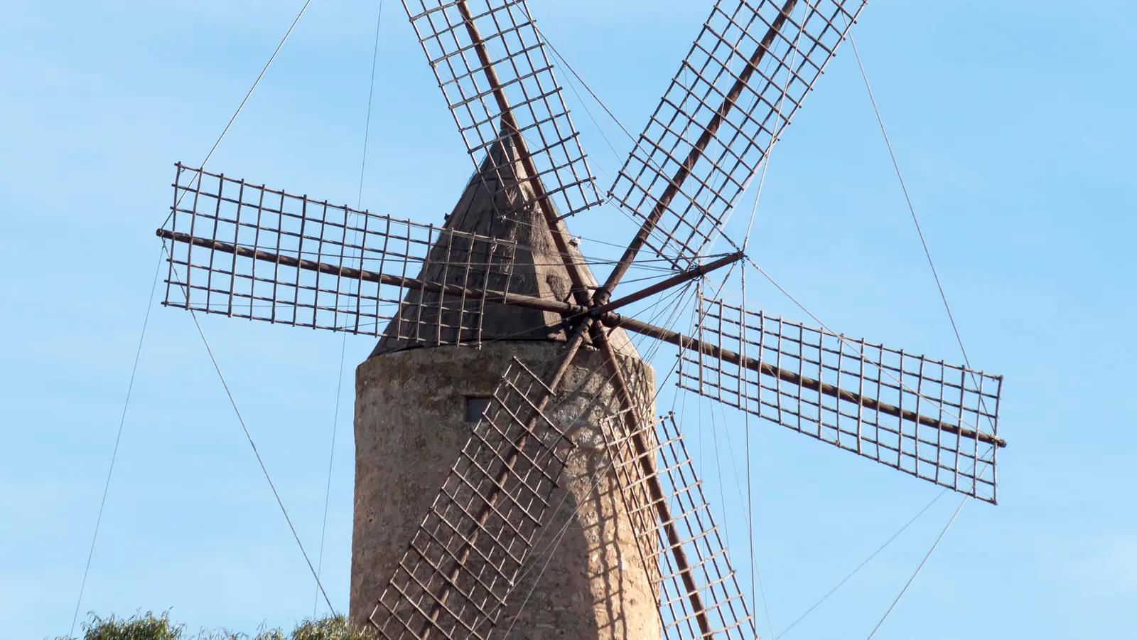 Santa Margalida gehört zur Region Pla de Mallorca und Nordküste. Der Ort liegt im nördlichen Inselinneren zwischen Ebene und Küste und ist als historischer gemeindehauptort ein sinnvoller Ausgangspunkt für Muro, Can Picafort, Son Serra de Marina. auf Mallorca – Strand, Küste und Atmosphäre