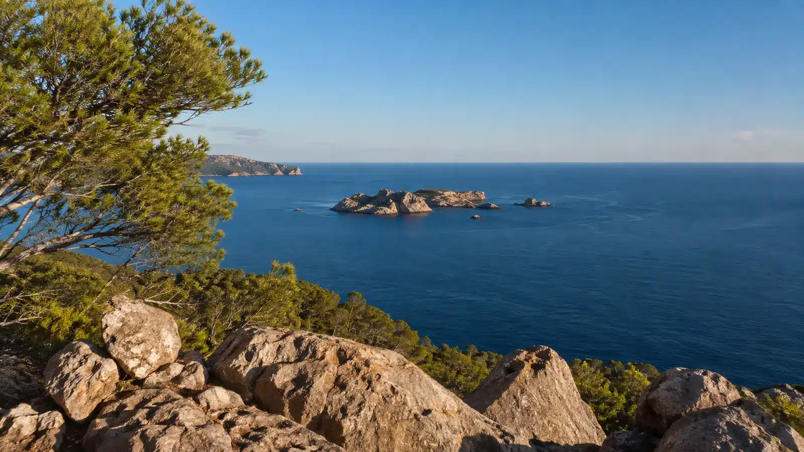 Blick über das Meer zu den geschützten Malgrats-Inseln in Santa Ponça auf Mallorca