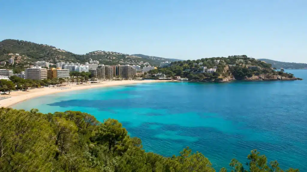 Geschützte Sandbucht mit klarem, türkisfarbenem Wasser in Santa Ponça auf Mallorca