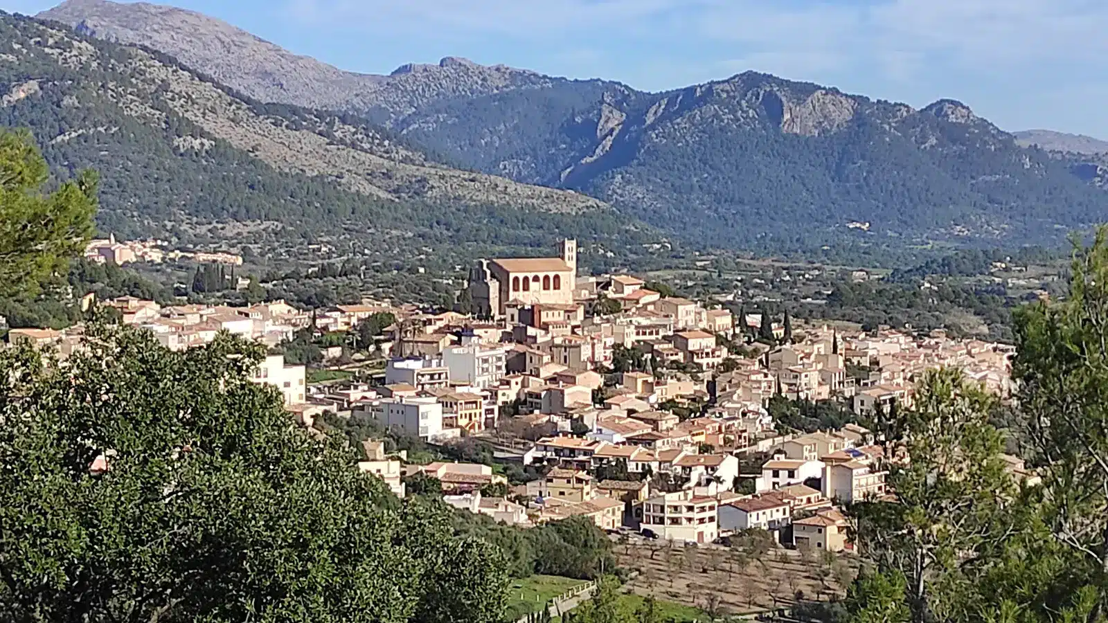 Fotoshooting in Selva gehört zur Region Raiguer und Tramuntana-Vorland. Der Ort liegt am Fuß der Serra de Tramuntana oberhalb von Inca und ist als bergnaher gemeindehauptort ein sinnvoller Ausgangspunkt für Inca, Campanet, Caimari. auf Mallorca