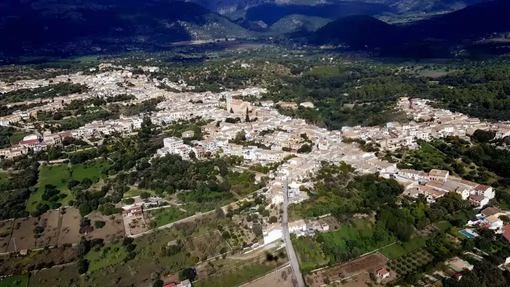 Luftbild von Selva am Rand der Serra de Tramuntana