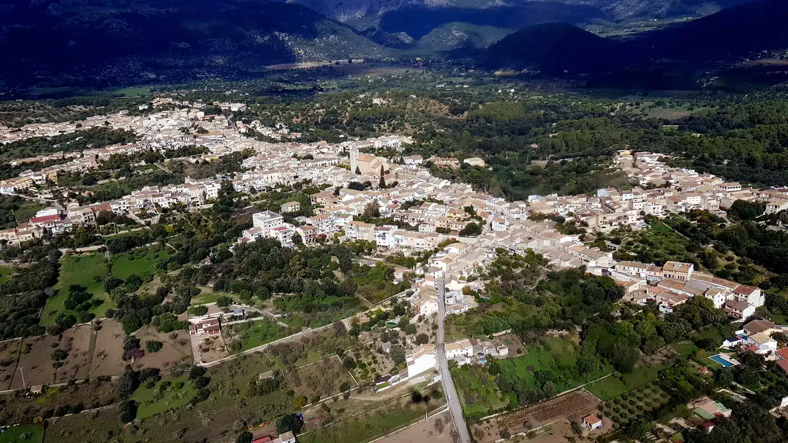 Selva gehört zur Region Raiguer und Tramuntana-Vorland. Der Ort liegt am Fuß der Serra de Tramuntana oberhalb von Inca und ist als bergnaher gemeindehauptort ein sinnvoller Ausgangspunkt für Inca, Campanet, Caimari. auf Mallorca – Sehenswürdigkeit und Landschaft