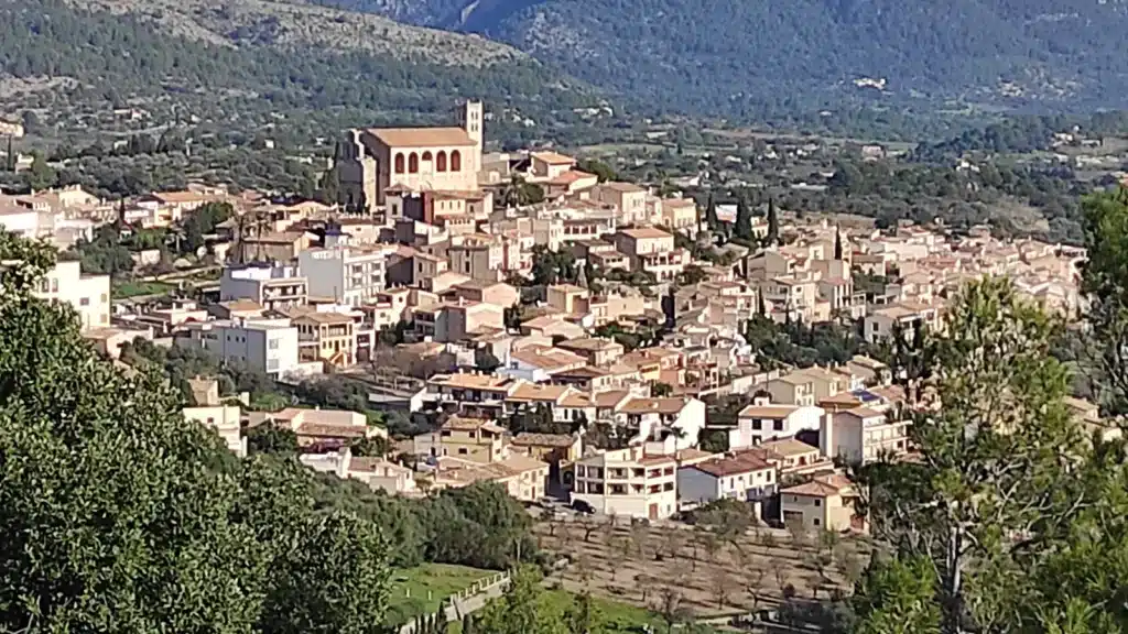 Panoramablick über Selva vor der Serra de Tramuntana