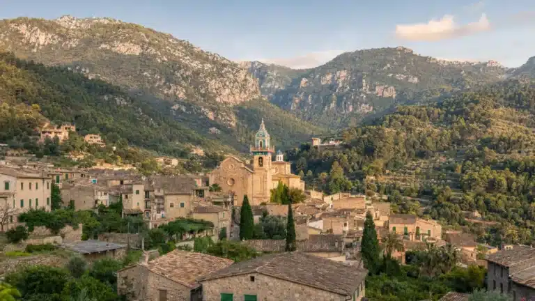 Kartause von Valldemossa und das Bergdorf in der Serra de Tramuntana