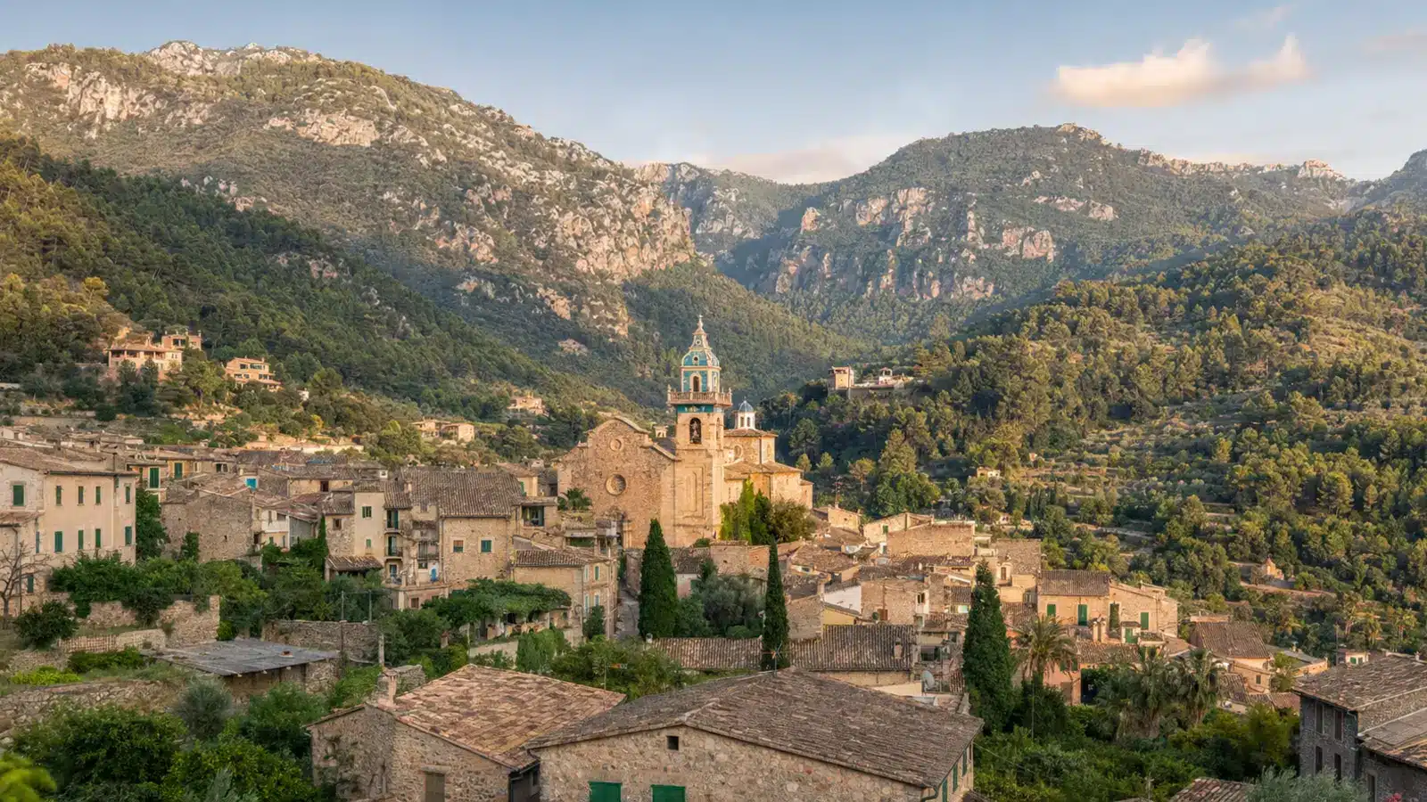 Kartause von Valldemossa und das Bergdorf in der Serra de Tramuntana