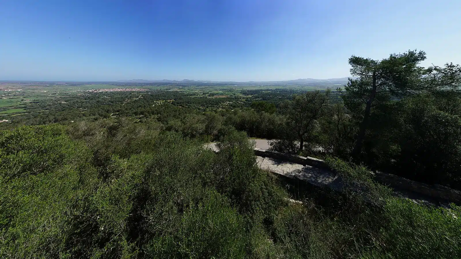 Vilafranca de Bonany liegt an der Verbindung zwischen Palma und Manacor, umgeben von Feldern und archäologischen Fundstellen. Der Ort ist ein landwirtschaftlich geprägter Ort im Osten des Pla de Mallorca und eignet sich als Ausgangspunkt für Petra, Manacor, Sant Joan. Ortskern, Landschaftsziele und mögliche Küstenstopps sollten wegen unterschiedlicher Zufahrten getrennt geplant werden. auf Mallorca – Sehenswürdigkeit und Landschaft