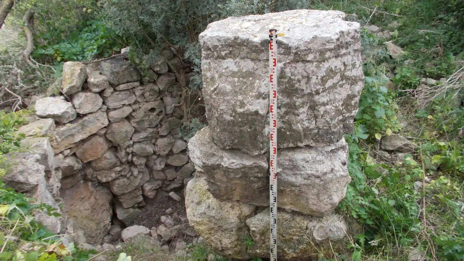 Vilafranca de Bonany liegt an der Verbindung zwischen Palma und Manacor, umgeben von Feldern und archäologischen Fundstellen. Der Ort ist ein landwirtschaftlich geprägter Ort im Osten des Pla de Mallorca und eignet sich als Ausgangspunkt für Petra, Manacor, Sant Joan. Ortskern, Landschaftsziele und mögliche Küstenstopps sollten wegen unterschiedlicher Zufahrten getrennt geplant werden. auf Mallorca – Strand, Küste und Atmosphäre