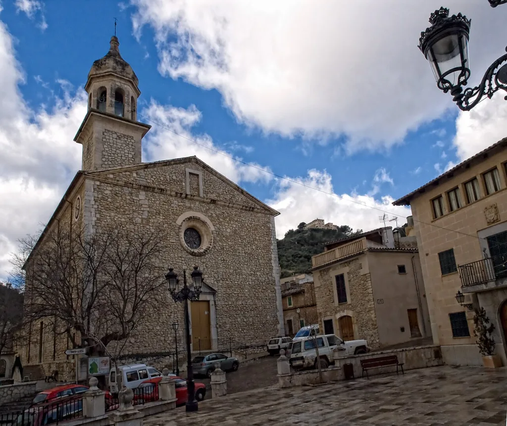 Pfarrkirche Sant Joan Baptista in Mancor de la Vall mit Glockenturm und Platz
